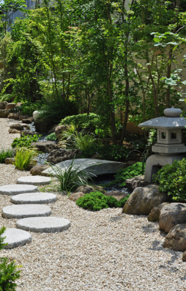 Teras dengan taman kering dengan batu-batu alami